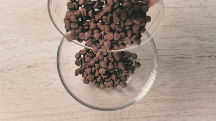 准备巧克力花生酱甜点