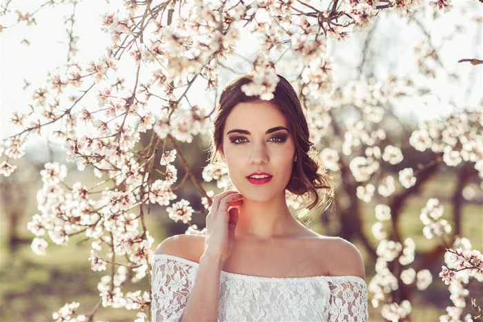 樱花树下的美女