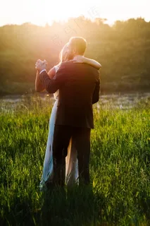 逆光情侣背影图片