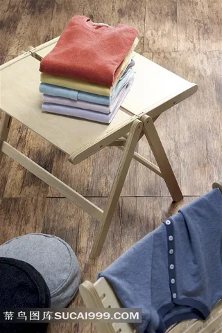 折叠桌上整齐叠放的衣服