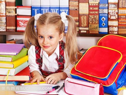 趴在画画的孩子