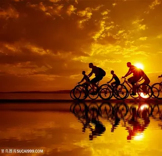 黄昏湖畔骑山地车的人们高清图片
