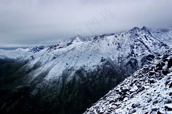 远望雪后的川西雀儿山山颠