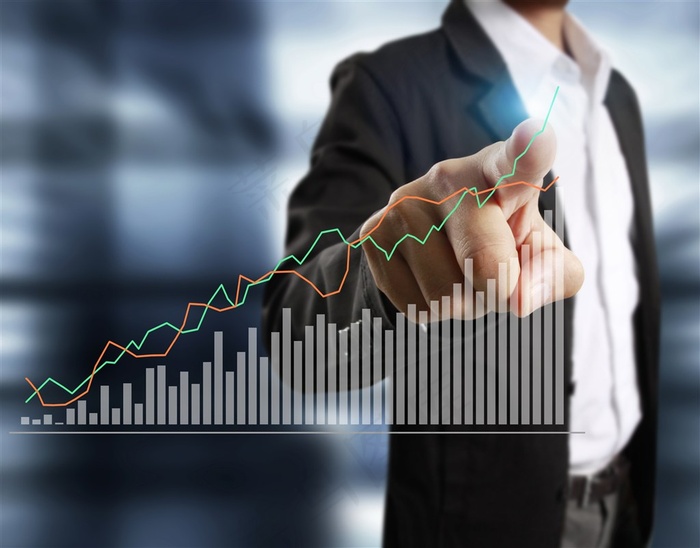 手指点击曲线图顶端的商务人士高清图片