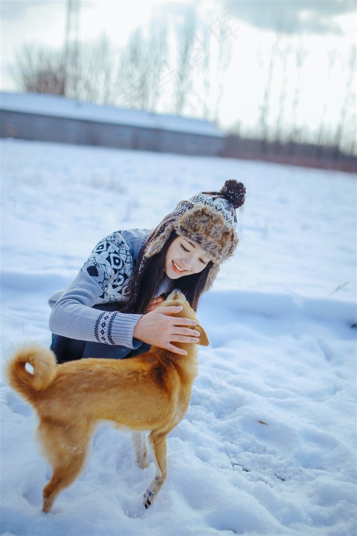 雪地里的长发清纯美少女写真摄影图