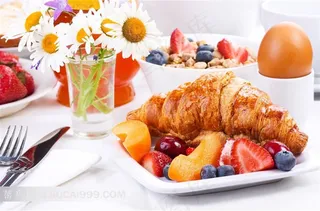 牛角包鸡蛋和新鲜水果菊花餐饮摄影