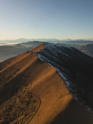 光秃秃的山脉图片