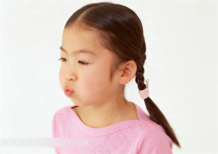 嘟嘴的女孩高清摄影素材
