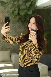 拿着手机自拍的高清韩国美女图片 拿着手机自拍的高清韩国美女图片