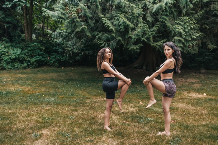 两女人运动屈膝姿势图片