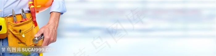 佩戴着工具钳站立的工人特写