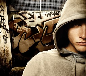 穿连帽衫的男人