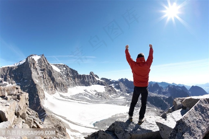 站在雪山顶的人物高清图片