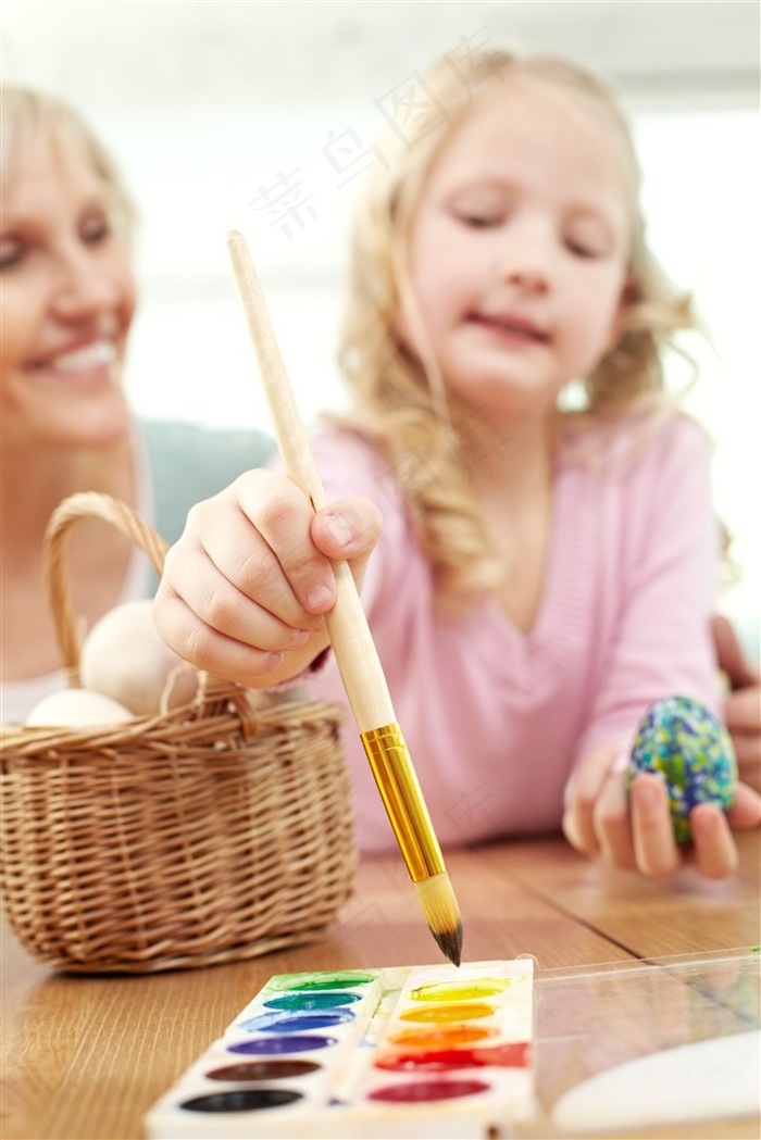 做彩蛋的小女孩图片