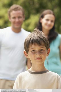 幸福家庭-外国家庭站在最前的小男孩和后面的爸爸妈妈