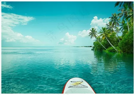 风景图片平静湖面蓝天白云