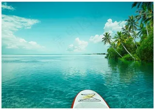 风景图片平静湖面蓝天白云