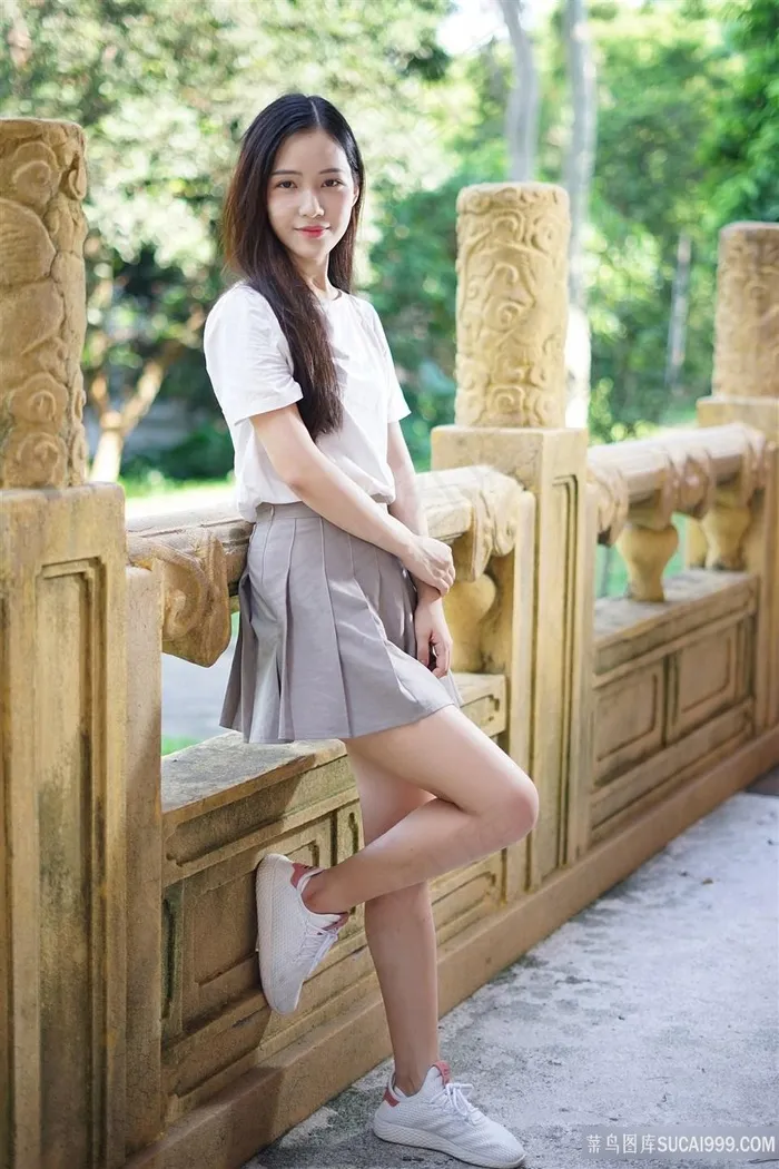 靠在栏杆上的超短裙*美女图片卡柔