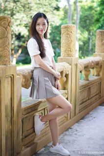 靠在栏杆上的超短裙*美女图片卡柔 靠在栏杆上的超短裙*美女图片卡柔