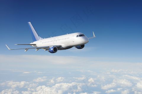 在云层之上飞行的客机图片