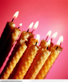 温馨烛光-一排斜放的蜡烛