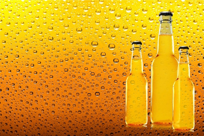 3瓶黄色的啤酒瓶