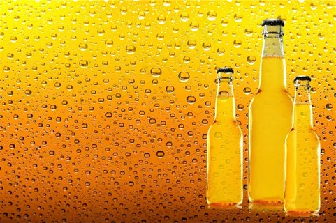 3瓶黄色的啤酒瓶