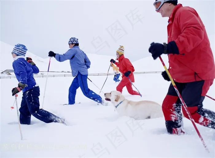 雪地中艰难前行的一家人图片素材