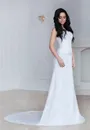 白色婚纱礼服黑发美女摄影