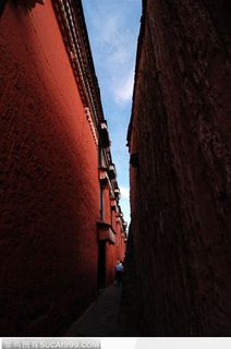 美丽的西藏-胡同高墙