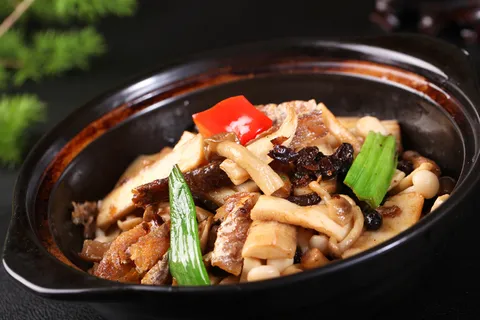 豆豉鲮鱼山菌煲 (1)