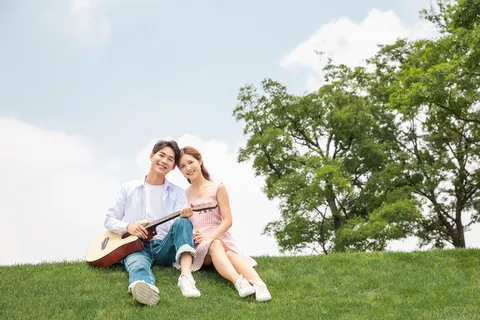 户外男女弹吉他