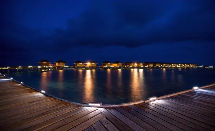海边美丽的度假村夜景摄影