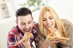 开心吃披萨的情侣高清大图