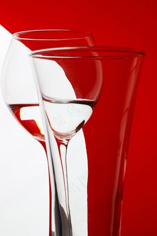 透明酒杯图片