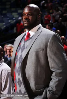 穿西装的奥尼尔