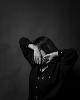 黑白伤感非主流美女图片