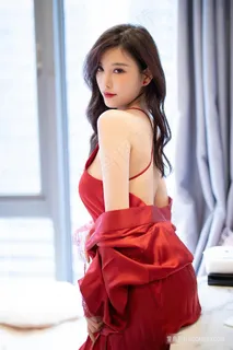 穿着红色睡衣的性感丝袜美腿美女杨晨晨大胆美女写真图片