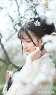 典雅大方的古装女孩写真图片