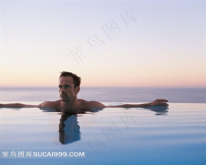 海里游泳的男人