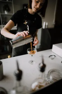 女性自制调酒图片 女性自制调酒图片
