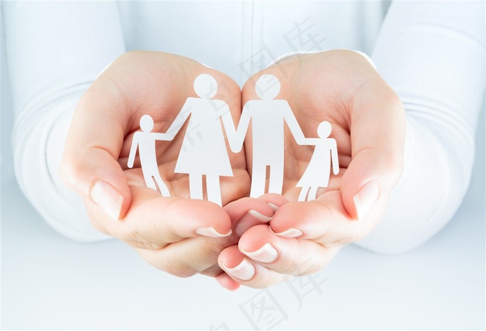 双手捧着一家人图片