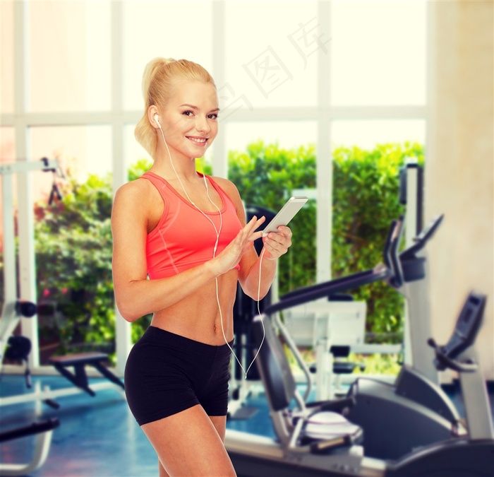 玩手机的健身美女