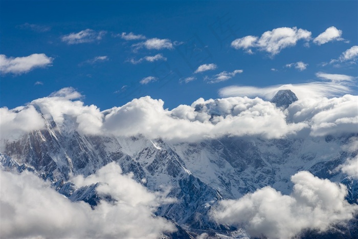 唯美雪山和蓝天白云图片