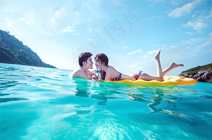 海上情侣对视图片