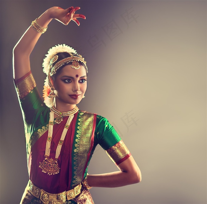 单手举过头顶的印度女性高清图