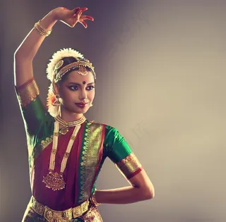 单手举过头顶的印度女性高清图