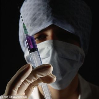 医疗针管-拿着注射器的医生