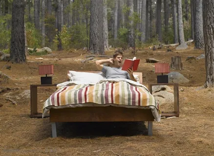 广告创意素材-在床上看书的男人