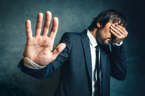 悲伤的男人表情图片